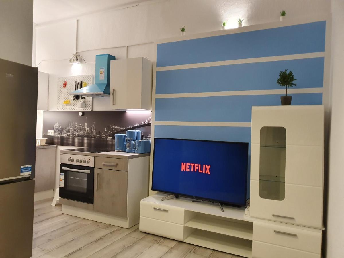 Central Lichtenberger Apartment For 6 People 베를린 외부 사진