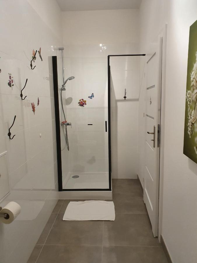 Central Lichtenberger Apartment For 6 People 베를린 외부 사진